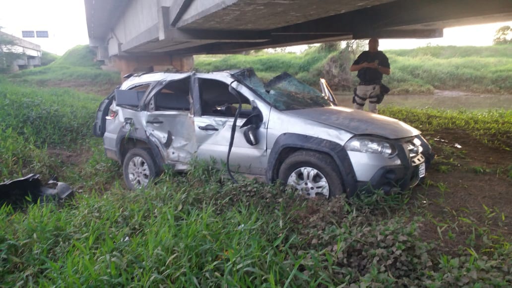 Motorista fica ferido após sair da pista e capotar na BR-101