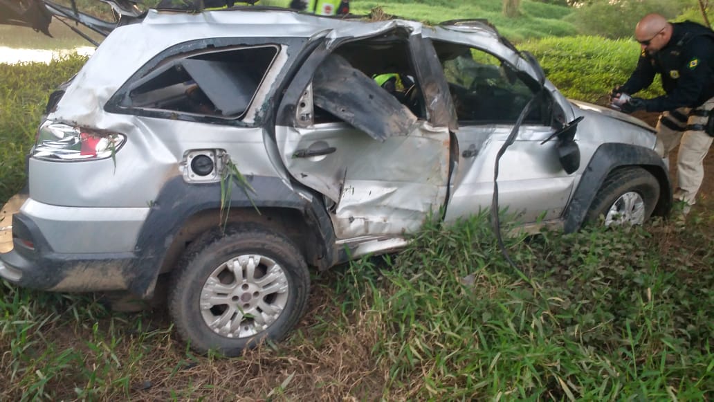 Motorista fica ferido após sair da pista e capotar na BR-101