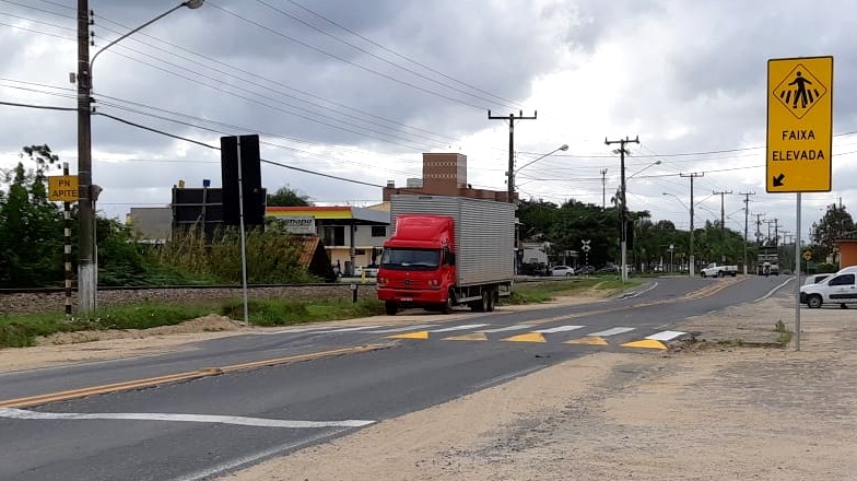 Após acidente com morte, lombada recebe pintura na Genésio Mazon