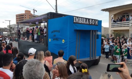 Desfile de carros alegóricos da FJF acontece neste domingo