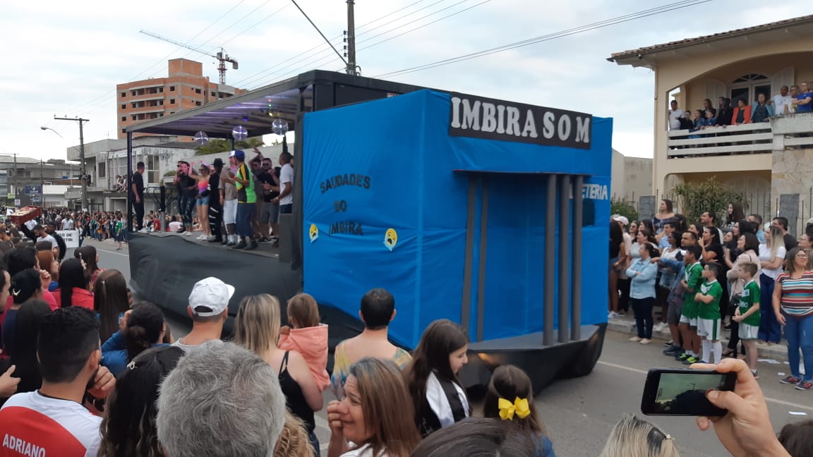 Desfile de carros alegóricos da FJF acontece neste domingo