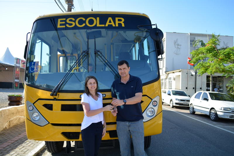 Morro da Fumaça recebe novo ônibus escolar