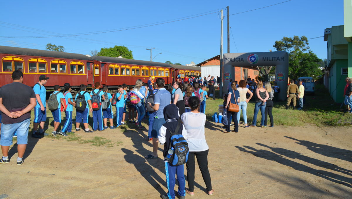 PM de Morro de Fumaça oferece passeio de trem aos alunos do Proerd