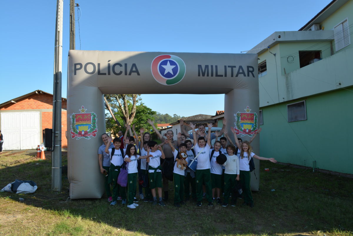 PM de Morro de Fumaça oferece passeio de trem aos alunos do Proerd