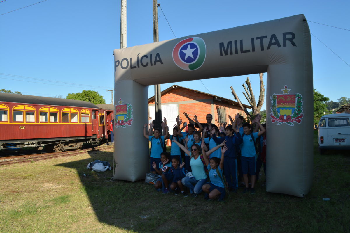 PM de Morro de Fumaça oferece passeio de trem aos alunos do Proerd