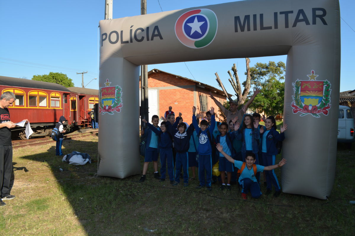 PM de Morro de Fumaça oferece passeio de trem aos alunos do Proerd