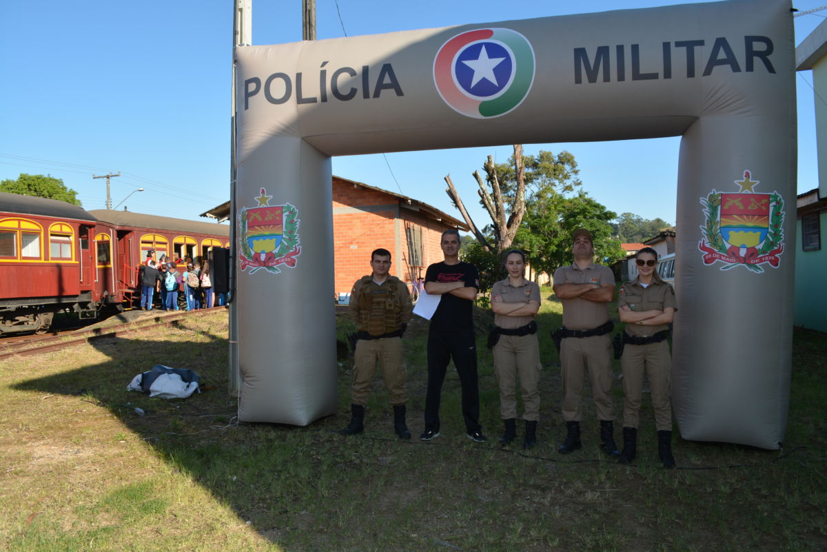 PM de Morro de Fumaça oferece passeio de trem aos alunos do Proerd