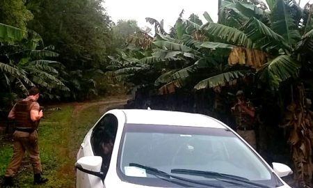 Bandidos que atiraram em posto policial abandonam carro em Estação Cocal