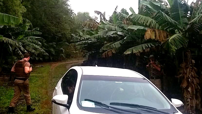 Bandidos que atiraram em posto policial abandonam carro em Estação Cocal