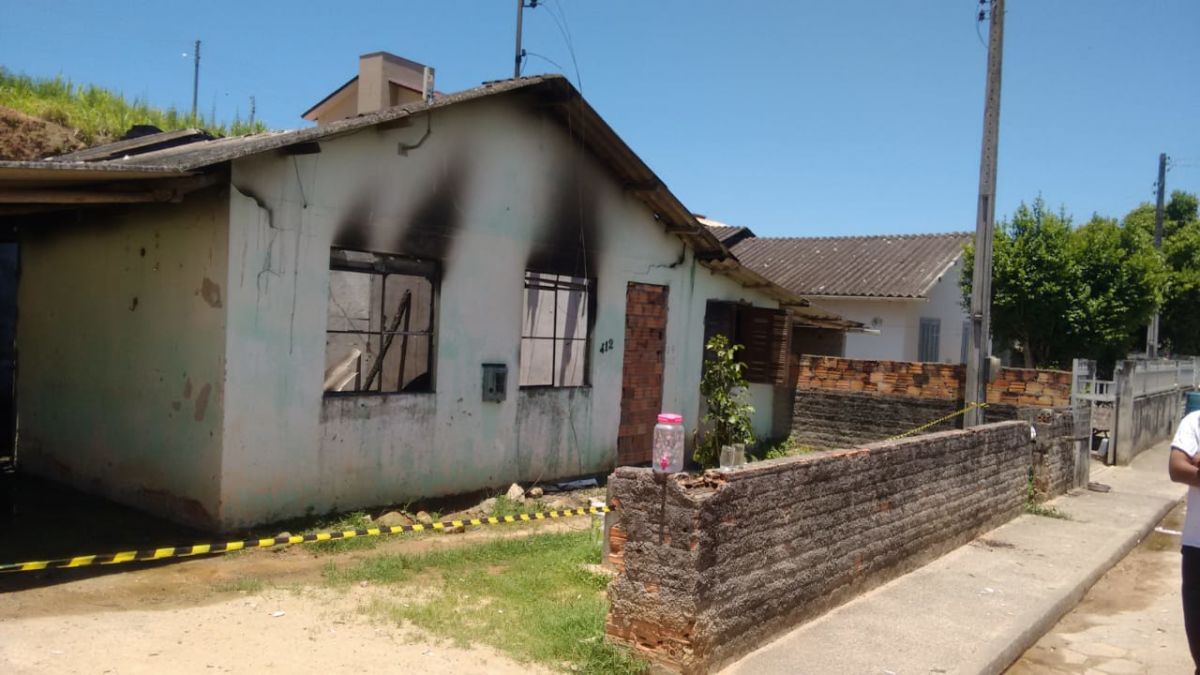 Casa é destruída pelo fogo no Bairro Cohab