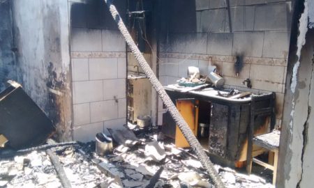 Casa é destruída pelo fogo no Bairro Cohab