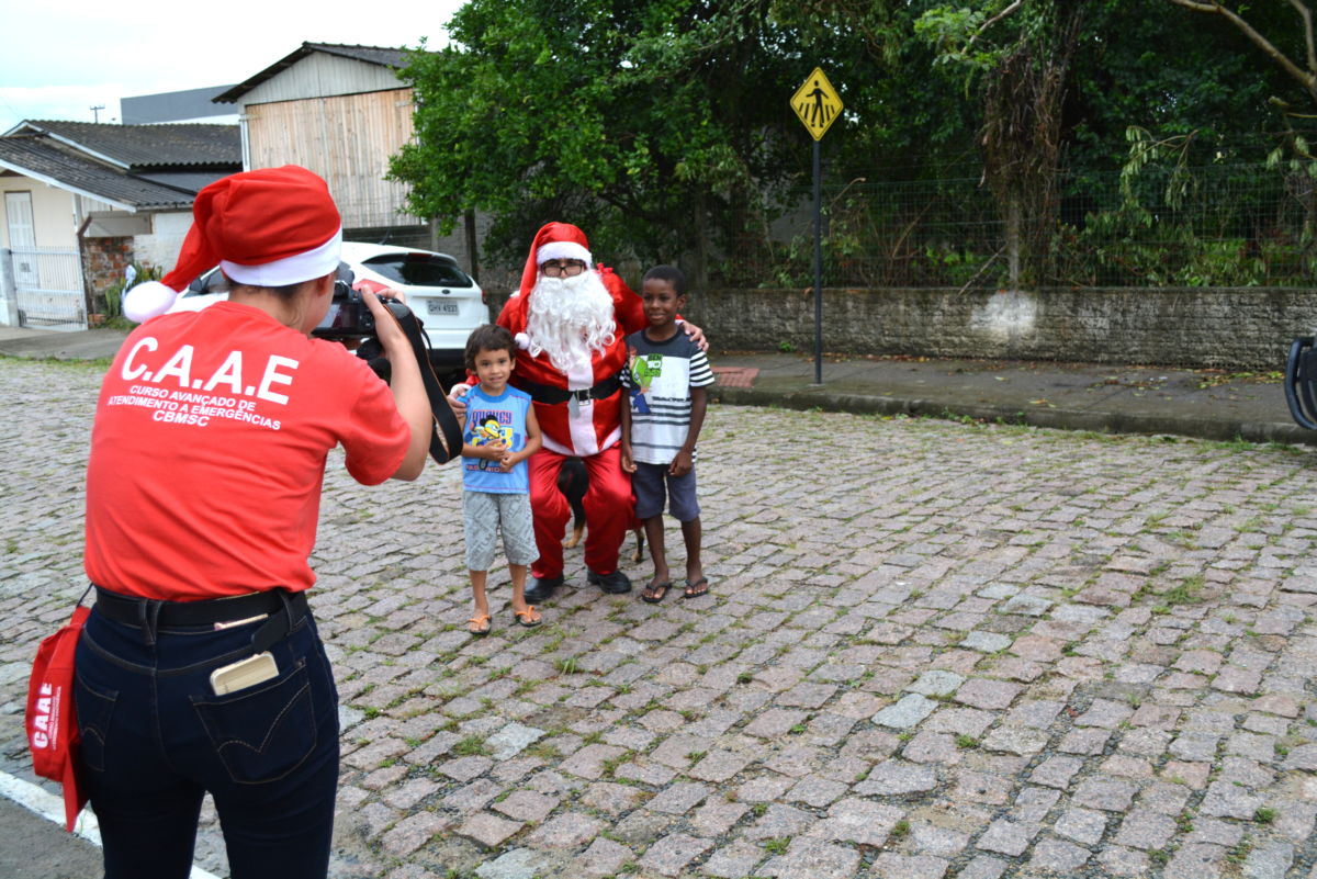 Natal Solidário do Corpo de Bombeiros faz a alegria da criançada