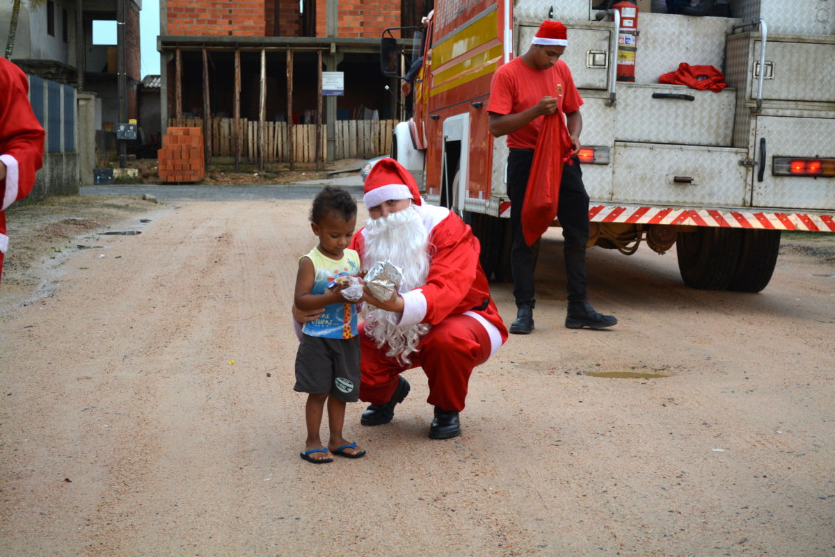 Natal Solidário do Corpo de Bombeiros faz a alegria da criançada