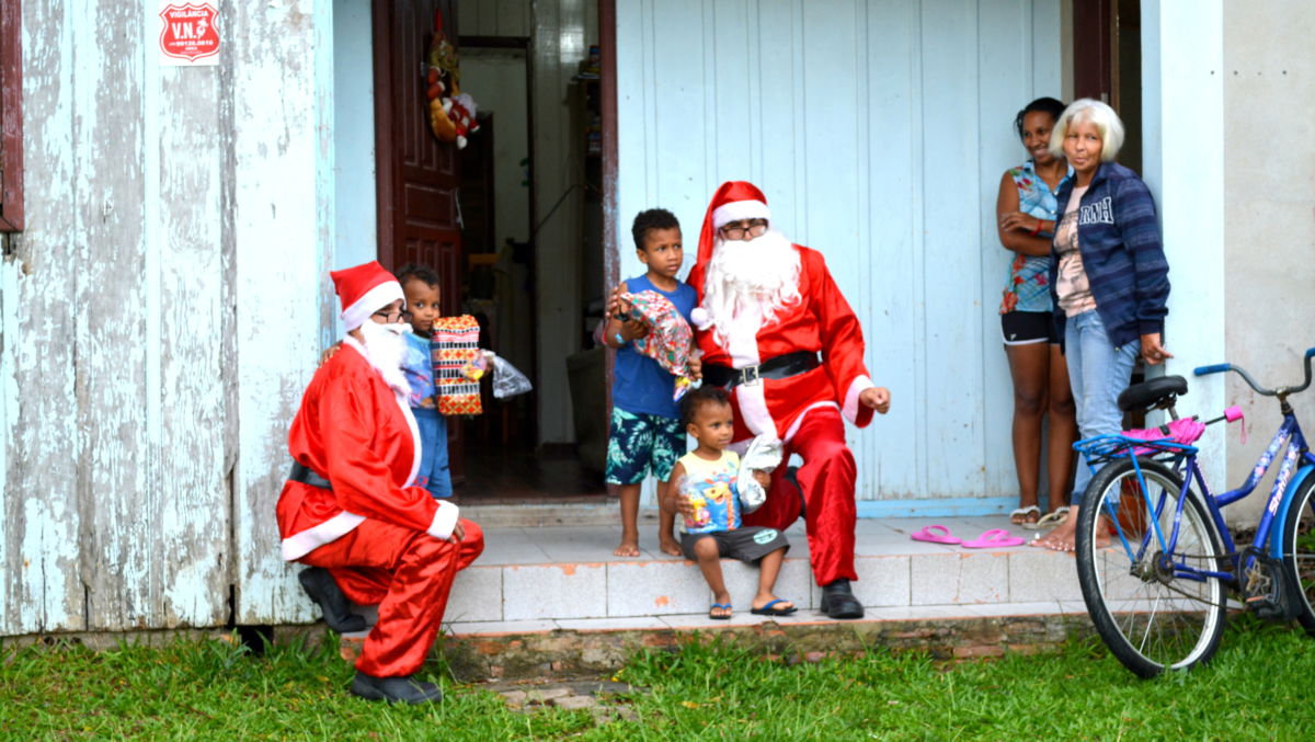 Natal Solidário do Corpo de Bombeiros faz a alegria da criançada