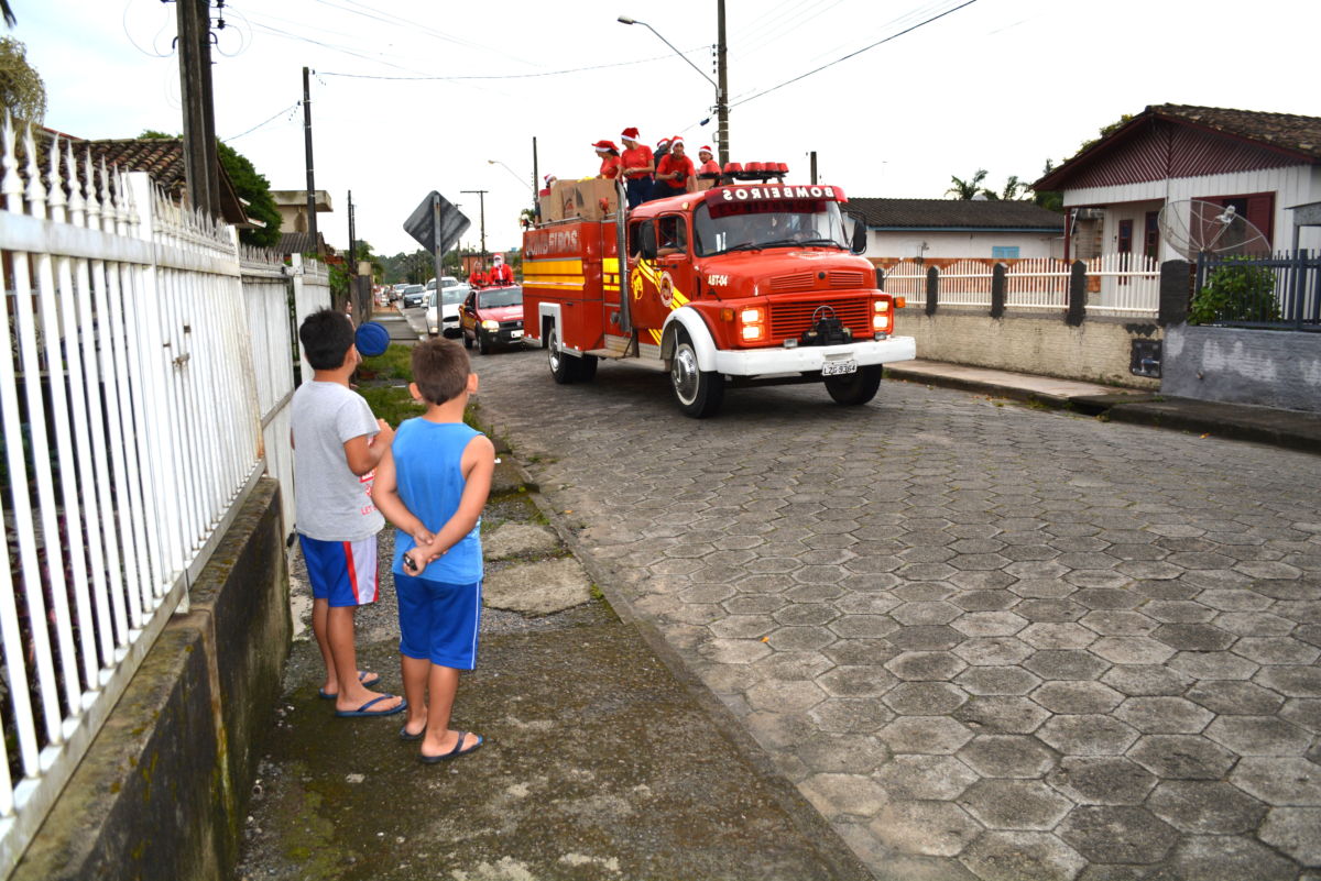 Natal Solidário do Corpo de Bombeiros faz a alegria da criançada