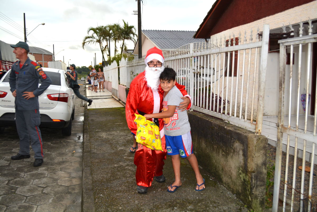 Natal Solidário do Corpo de Bombeiros faz a alegria da criançada