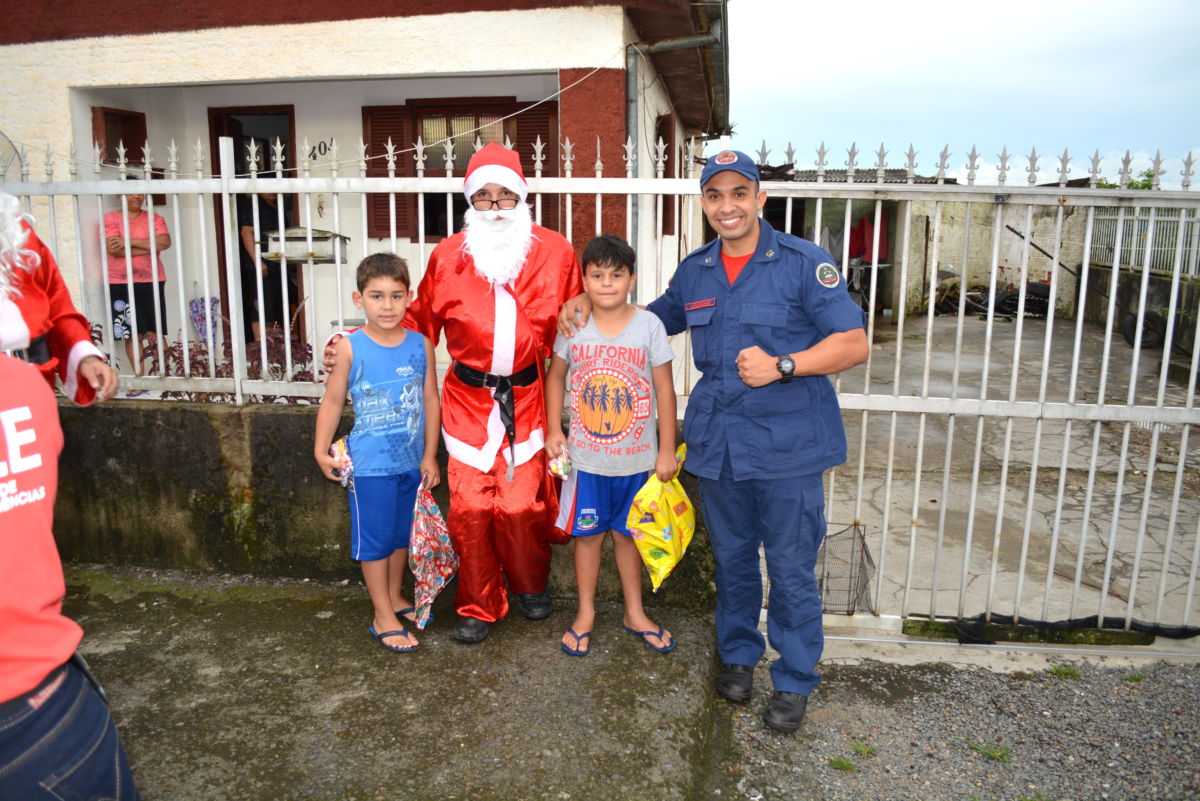 Natal Solidário do Corpo de Bombeiros faz a alegria da criançada