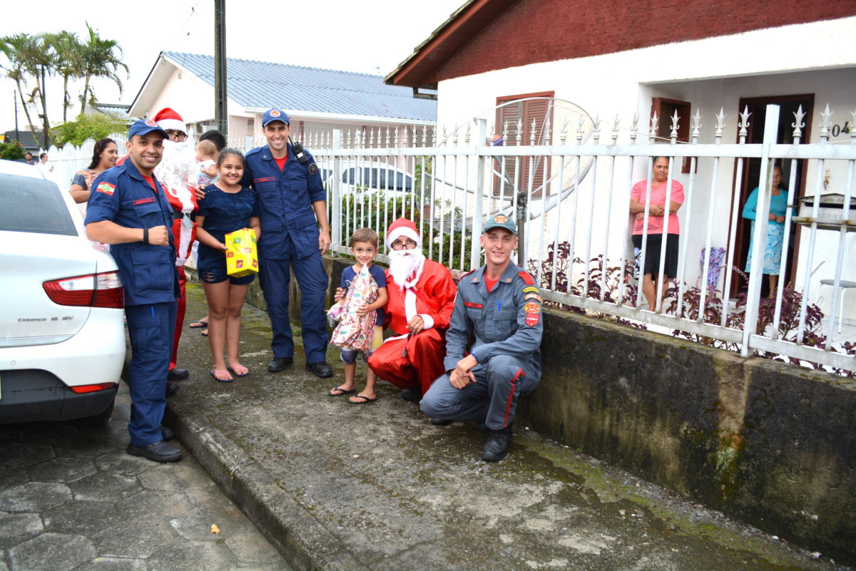 Natal Solidário do Corpo de Bombeiros faz a alegria da criançada