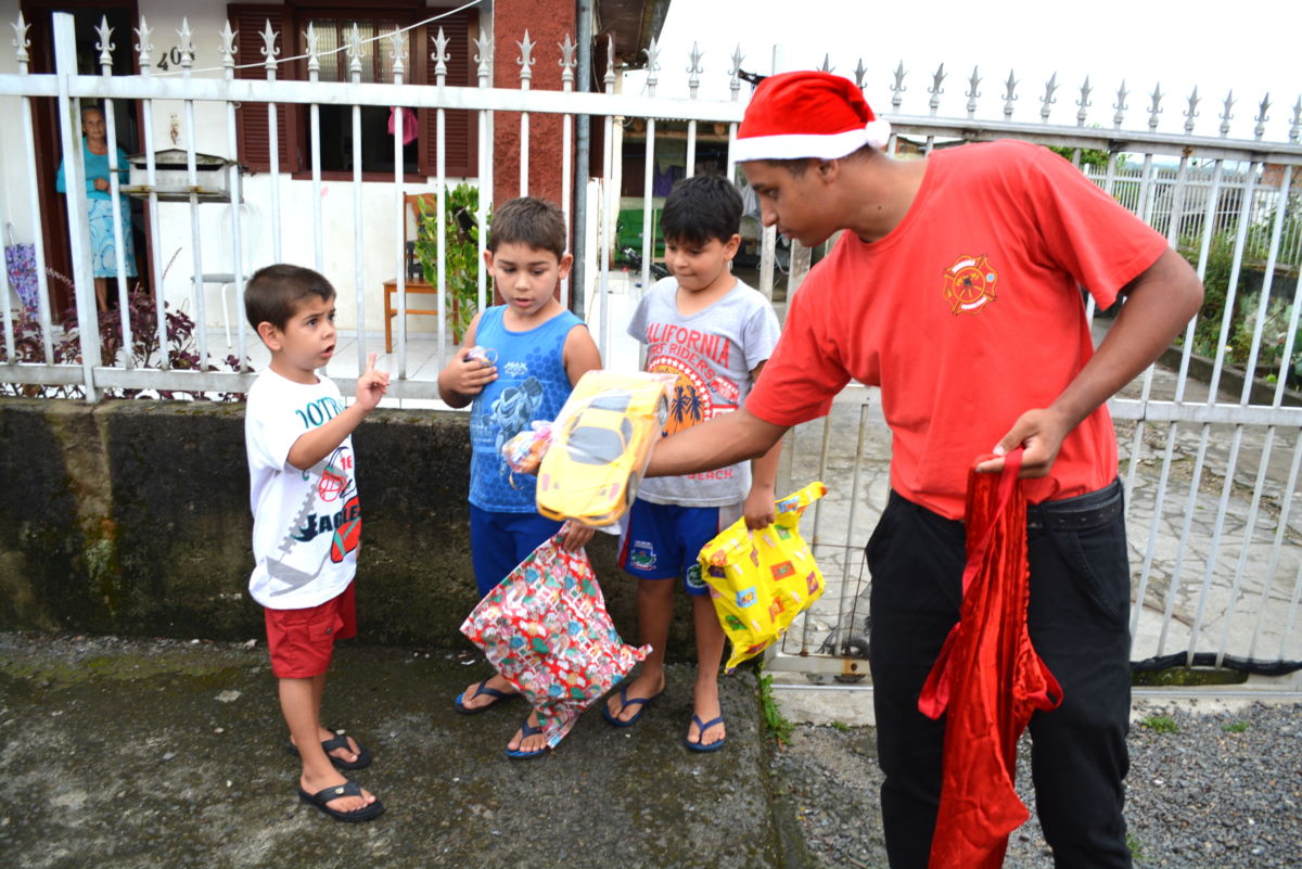 Natal Solidário do Corpo de Bombeiros faz a alegria da criançada