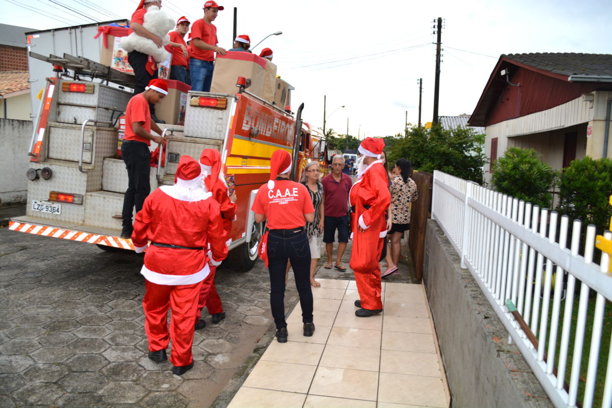 Natal Solidário do Corpo de Bombeiros faz a alegria da criançada