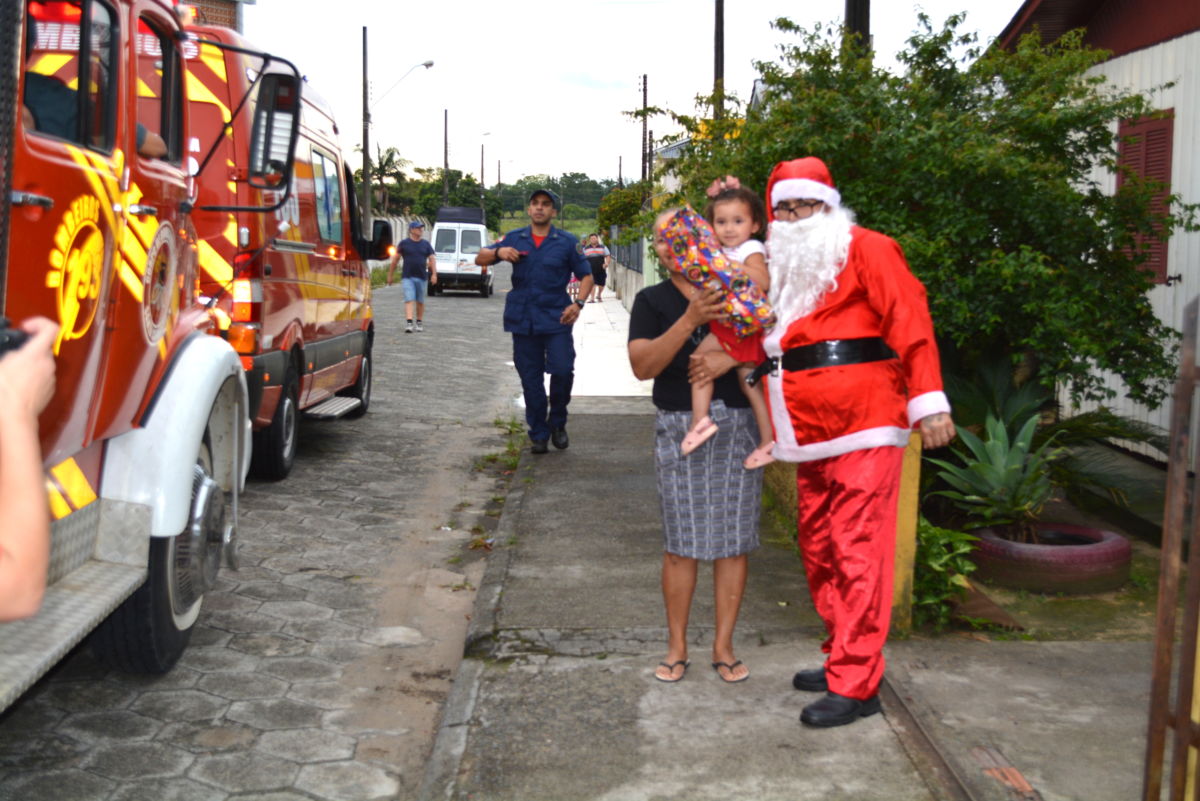 Natal Solidário do Corpo de Bombeiros faz a alegria da criançada