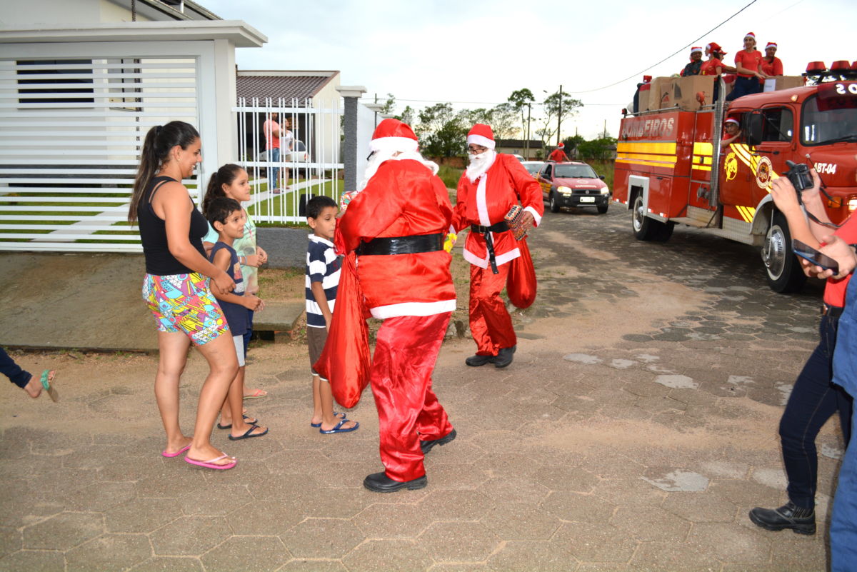 Natal Solidário do Corpo de Bombeiros faz a alegria da criançada