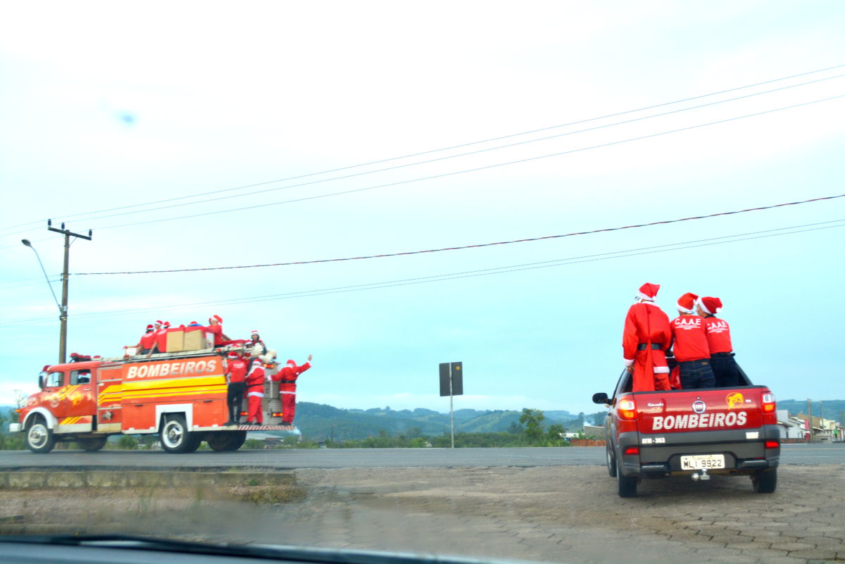 Natal Solidário do Corpo de Bombeiros faz a alegria da criançada