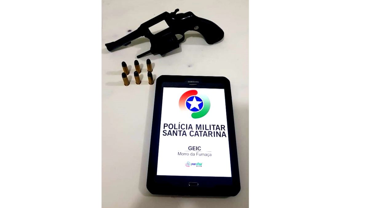 Homem é preso com arma e munição