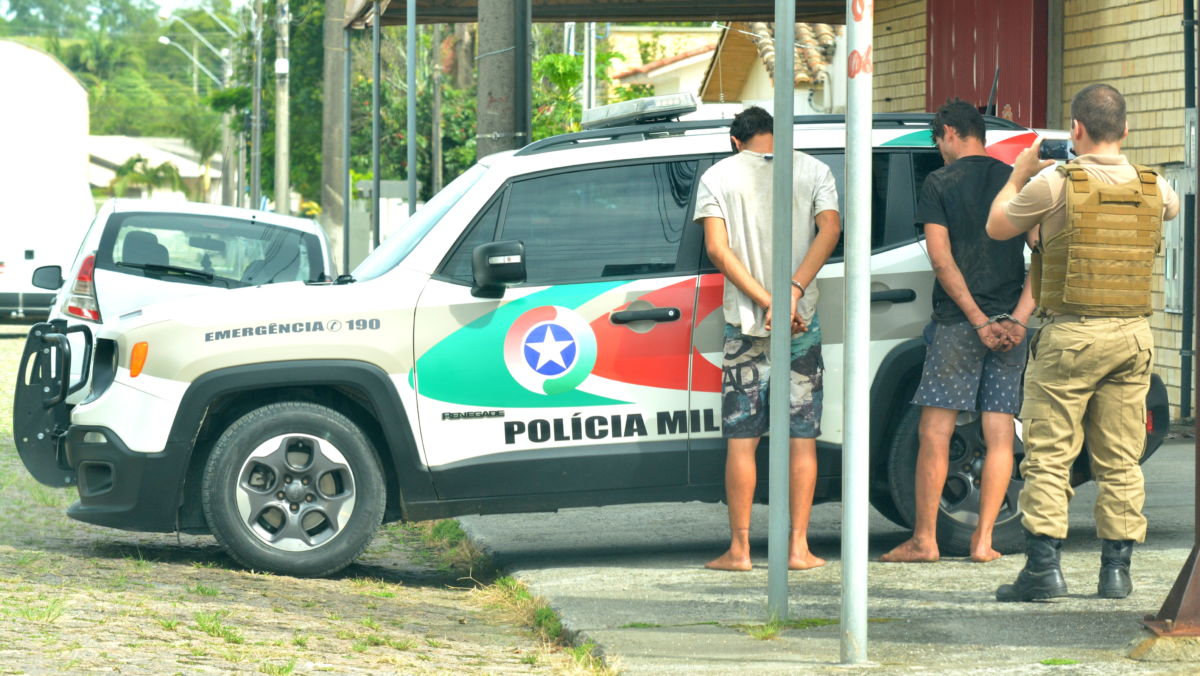 Irmãos são presos após tentativa de furto na Escola Pietro Maccari