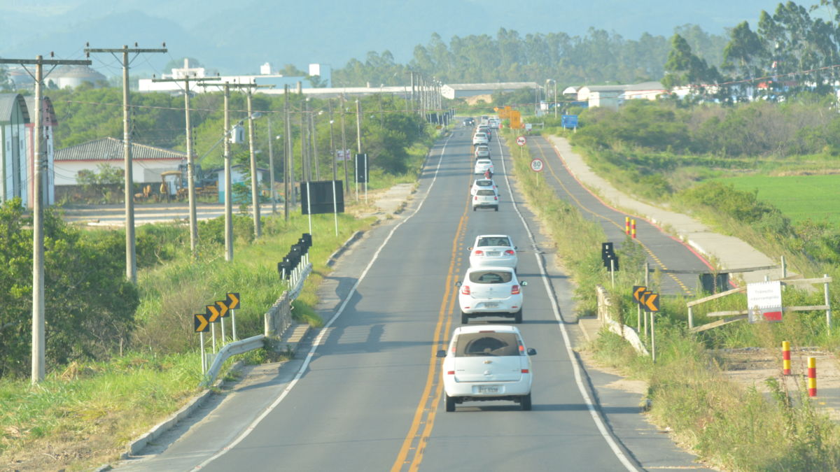 Motoristas enfrentam lentidão na volta da praia