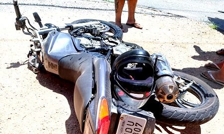 Motociclista fica ferido após colisão na 20 de Maio