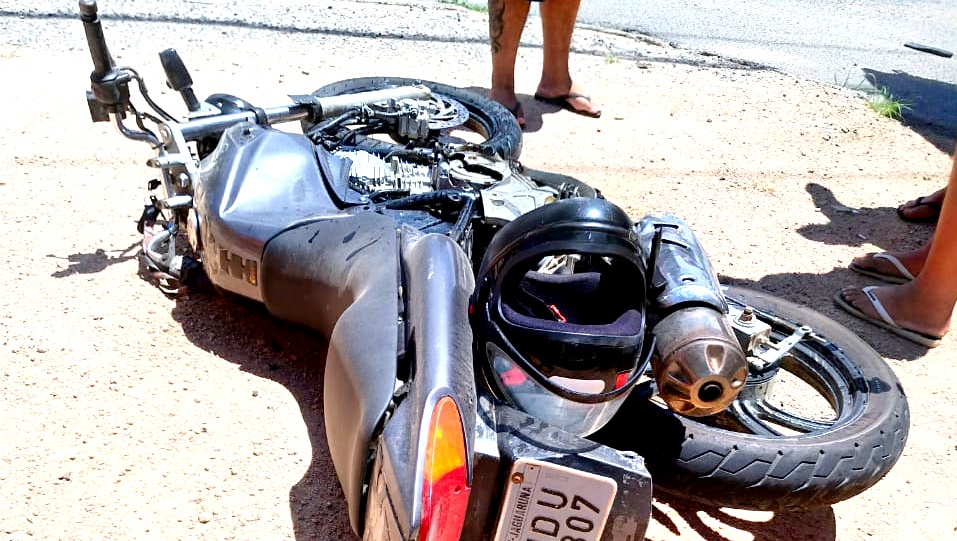 Motociclista fica ferido após colisão na 20 de Maio