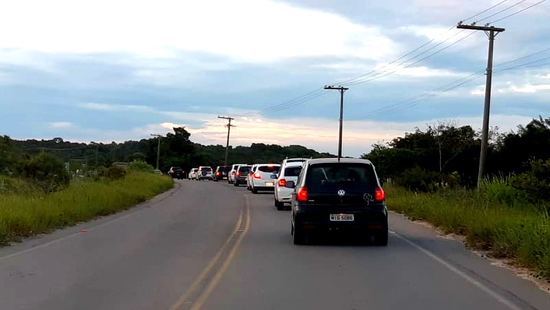 Teste de paciência: motorista enfrenta fila na volta do Balneário Esplanada