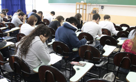 Bolsonaro sanciona lei que permite faltar à aula por motivo religioso