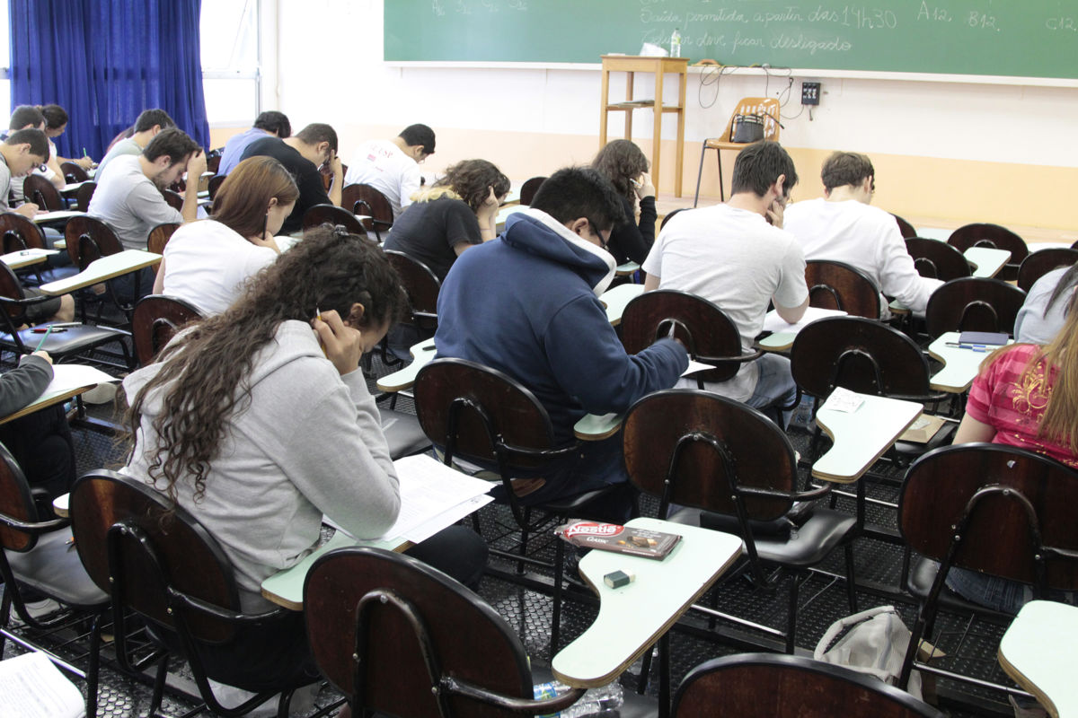 Bolsonaro sanciona lei que permite faltar à aula por motivo religioso