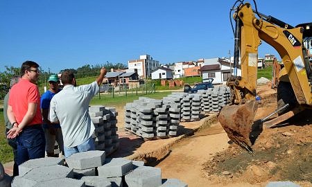 Pavimentação de rua do Bairro Maccari é iniciada