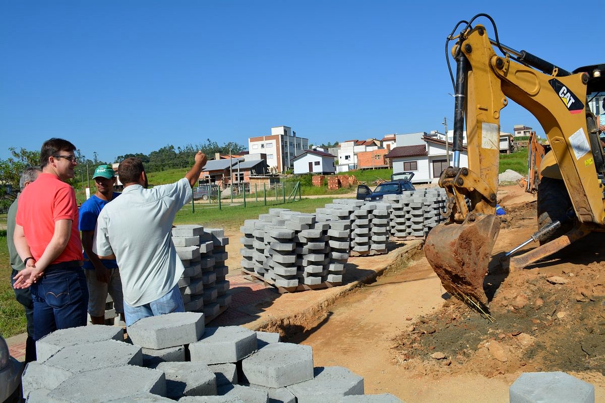 Pavimentação de rua do Bairro Maccari é iniciada