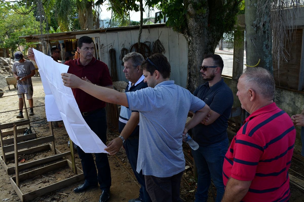 Prefeito e vereadores visitam obras em Morro da Fumaça