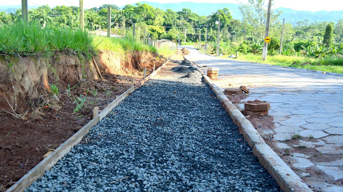 Município inicia construção de calçadas na Rua Luiz Casagrande