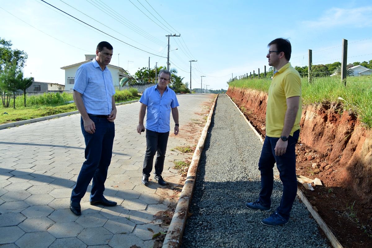 Município inicia construção de calçadas na Rua Luiz Casagrande