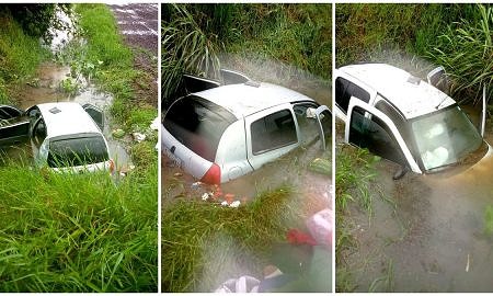 Veículo sai da pista e quase fica submerso na Rodovia Olívio Cechinel