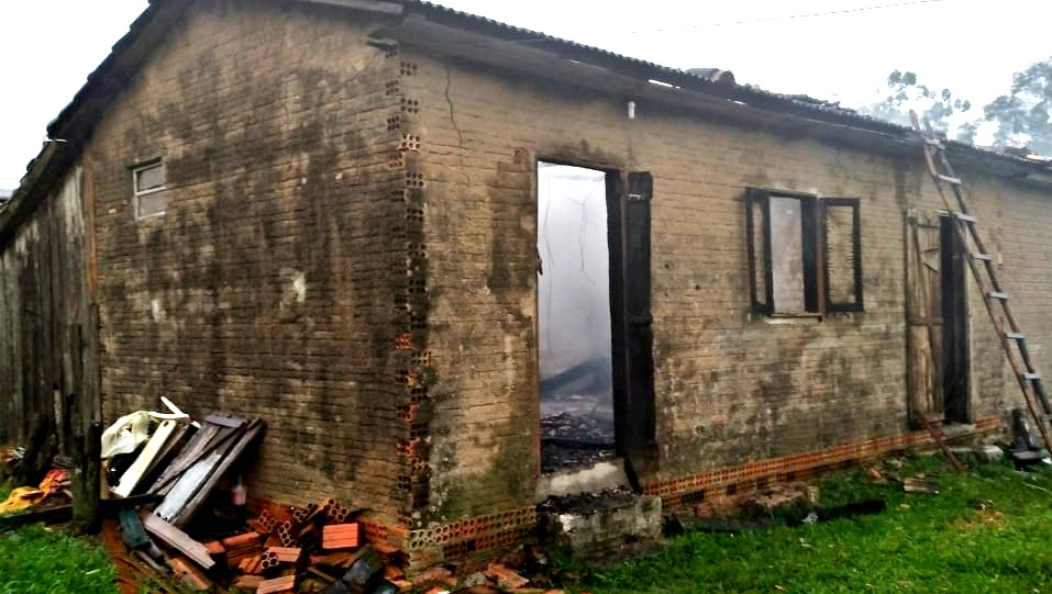 Edícula é destruída pelo fogo em Linha Torrens