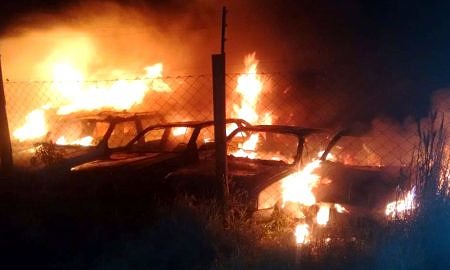 Incêndio destrói 70 veículos e motos abandonados em pátio