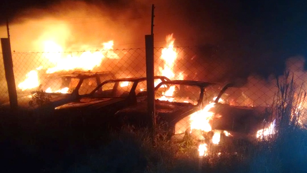 Incêndio destrói 70 veículos e motos abandonados em pátio