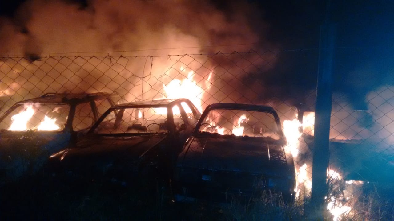 Incêndio destrói 70 veículos e motos abandonados em pátio