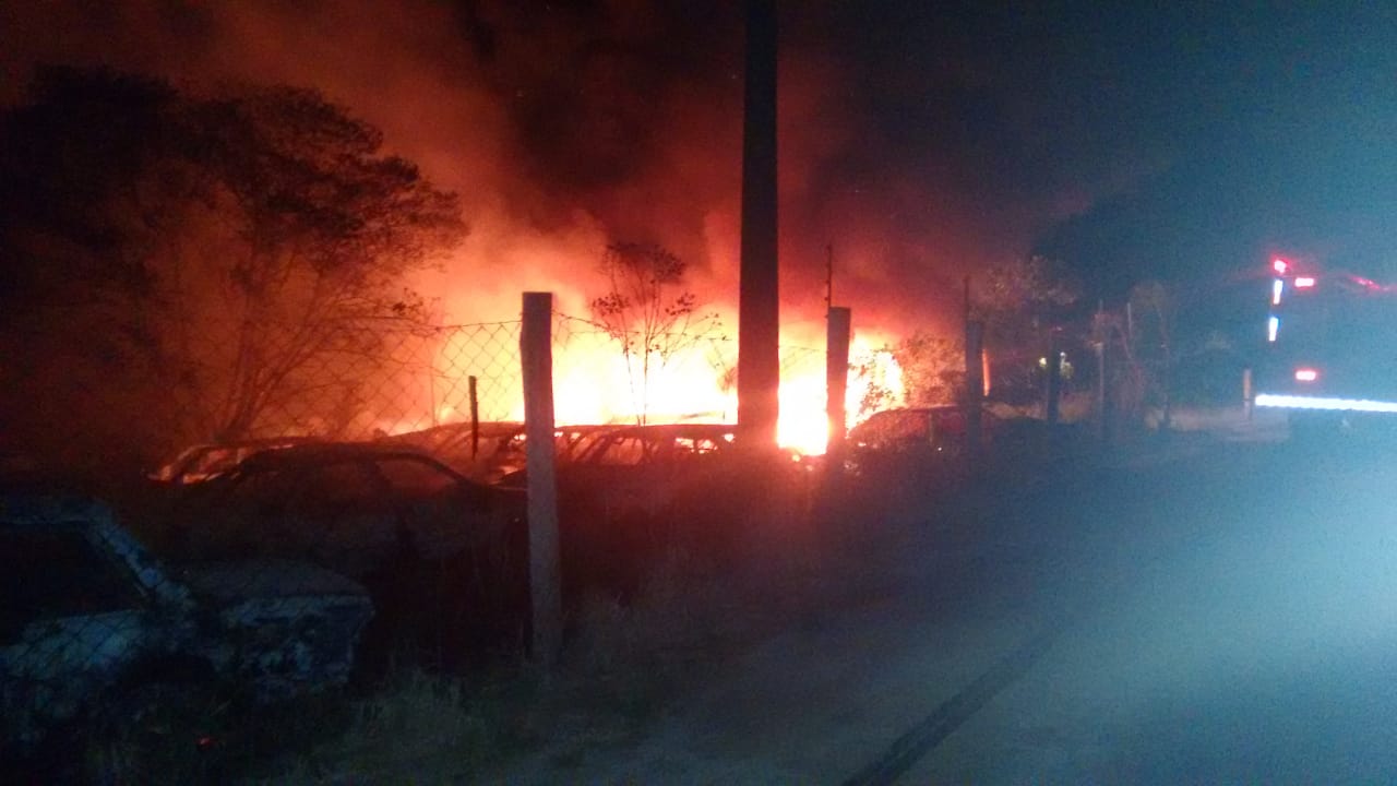 Incêndio destrói 70 veículos e motos abandonados em pátio