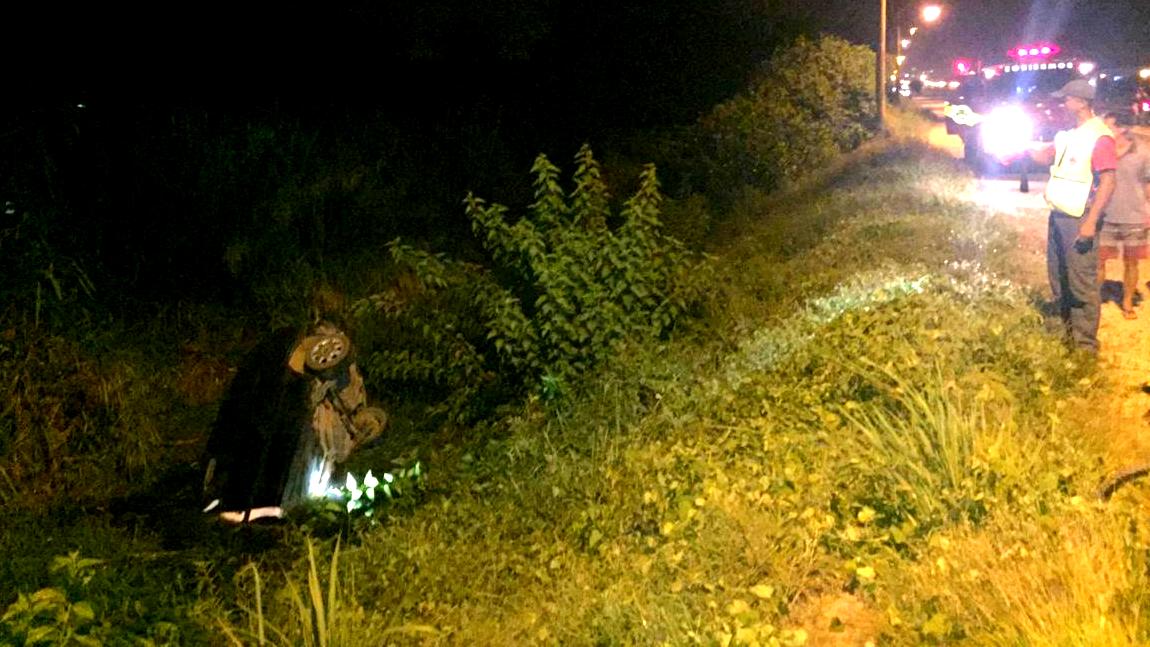 Veículo sai da pista, capota e cai em vala na Rodovia Olívio Cechinel