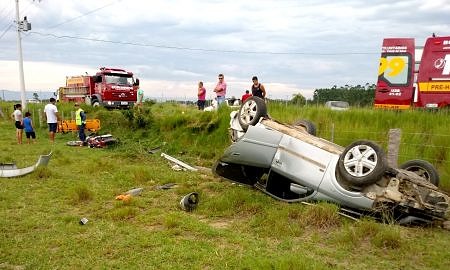 Acidente entre carro e moto deixa feridos no Olho d’ Água