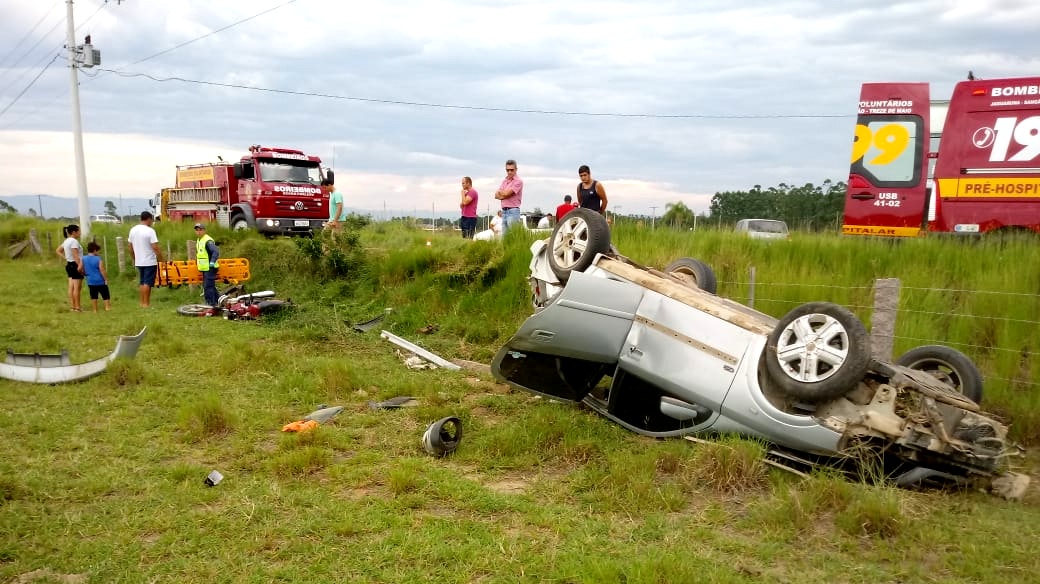 Acidente entre carro e moto deixa feridos no Olho d’ Água