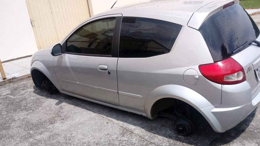 Professora tem pneus de carro furtados em escola de Estação Cocal
